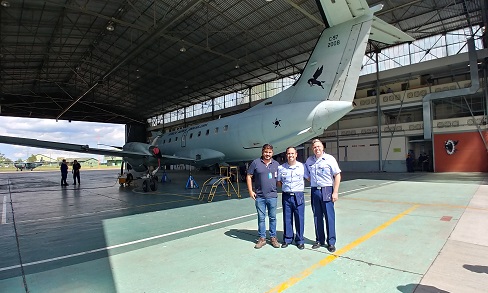Major Aviador Leandro (à dir.), Maj. Eng. Andrey Figueiredo com inspetor Eng. Monir