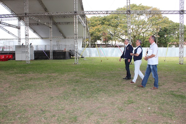 Palco principal, montando no parque, recebe diversos shows durante as duas semanas de evento