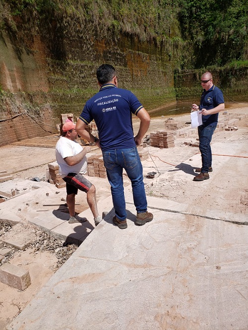 O objetivo é garantir o exercício legal das profissões