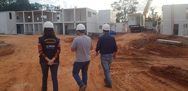 Equipe de fiscalização no canteiro de obras