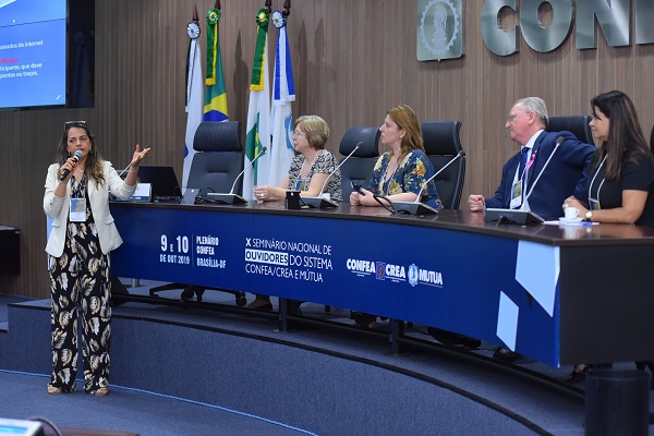 Eunice da Silva, ouvidora do Confea (em pé)