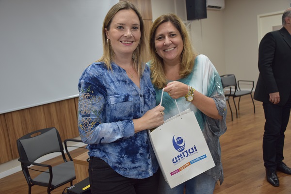 A Eng. Cleusa, da Unijuí, presenteia a palestrante Dra. Gisele