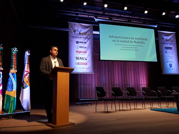 Engenheiro Civil colombiano Juan Manuel Galeano Dadavid, primeiro palestrante do dia, tratou do tema A Infraestrutura de Transporte de Passageiros nas Cidades da América do Sul