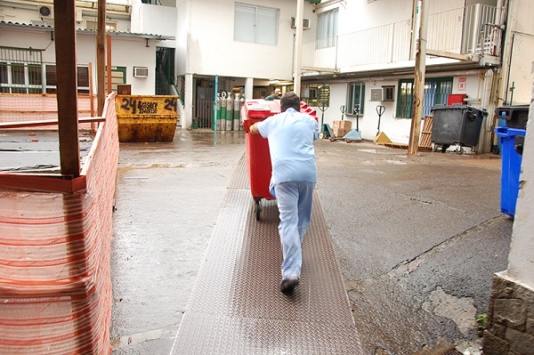 Rampa de difícil acesso com exposição do trabalhador a interpéries