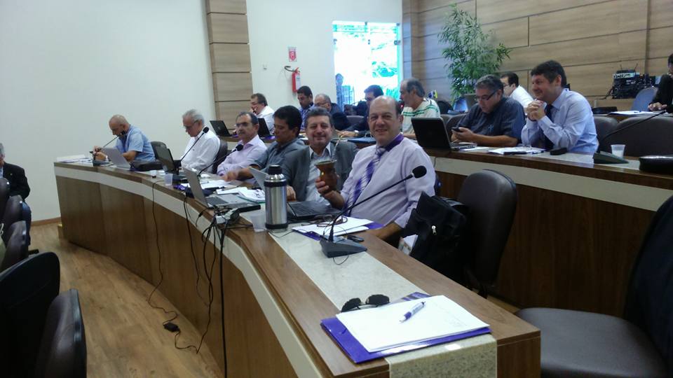 O coordenador do CREA-RS, Eng. Op.-Eletr. Sérgio Boniatti, participa da reunião