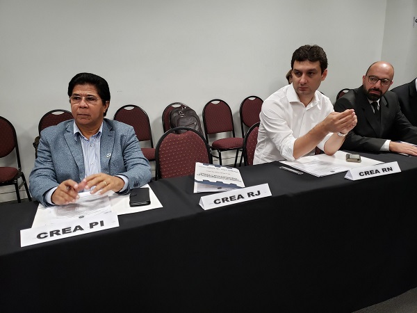 O Eng. Marcio Marum (primeiro, à dir.) participou da reunião