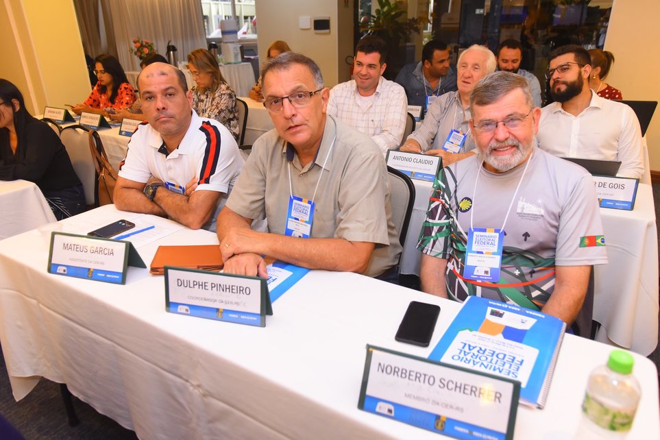 Pelo CREA-RS, estão presentes os coordenadores da CER-RS, Engenheiro Agrônomo Dulphe Pinheiro Machado Neto e Engenheiro Civil Norberto Inácio Scherrer (adjunto), e o funcionário Mateus Rosa Garcia (apoio administrativo).