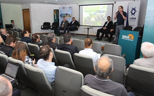 Vice-presidente do Senge, Eng. Agr. José Luiz Azambuja saúda os participantes do Congresso