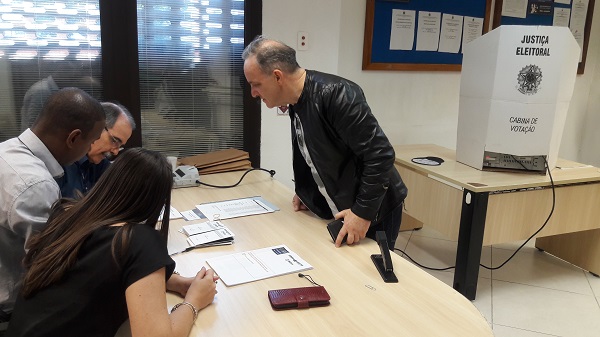 Eng. Mecânico José Giumelli Marquezan, primeiro a votar