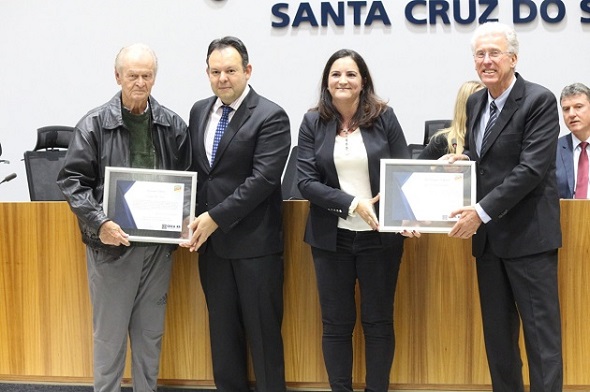Engenheiros Fábio e Andrea entregam homenagem ao Eng. Hildo e Milton