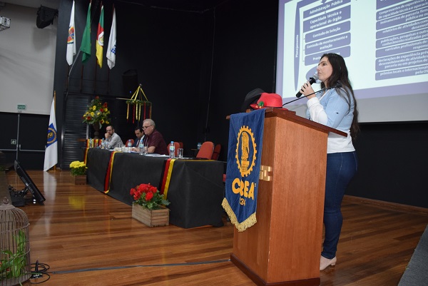 Consultora técnica da Squadra Consultoria, Schirley Karine, explicou etapas do Chamamento Público do CREA-RS voltado às Entidades de Classe