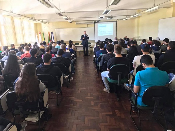 Cerca de 150 alunos na palestra do presidente do CREA-RS