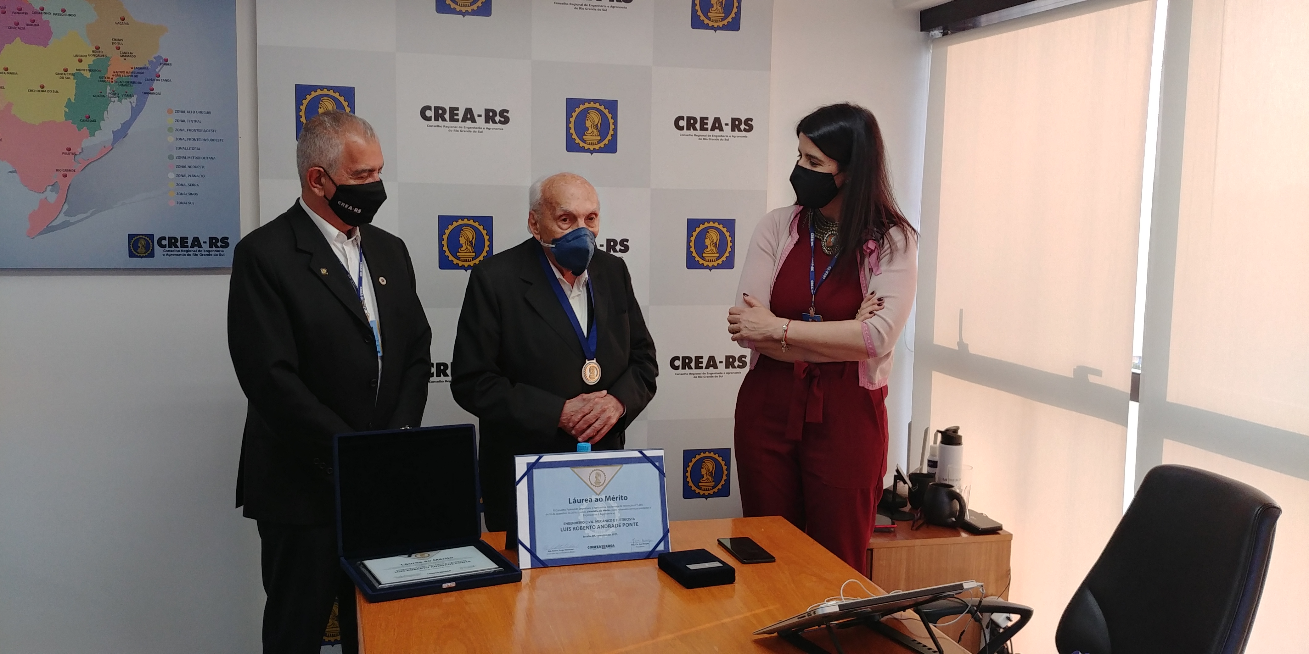Eng. Ponte recebeu a honraria das mãos da presidente Eng. Nanci Walter