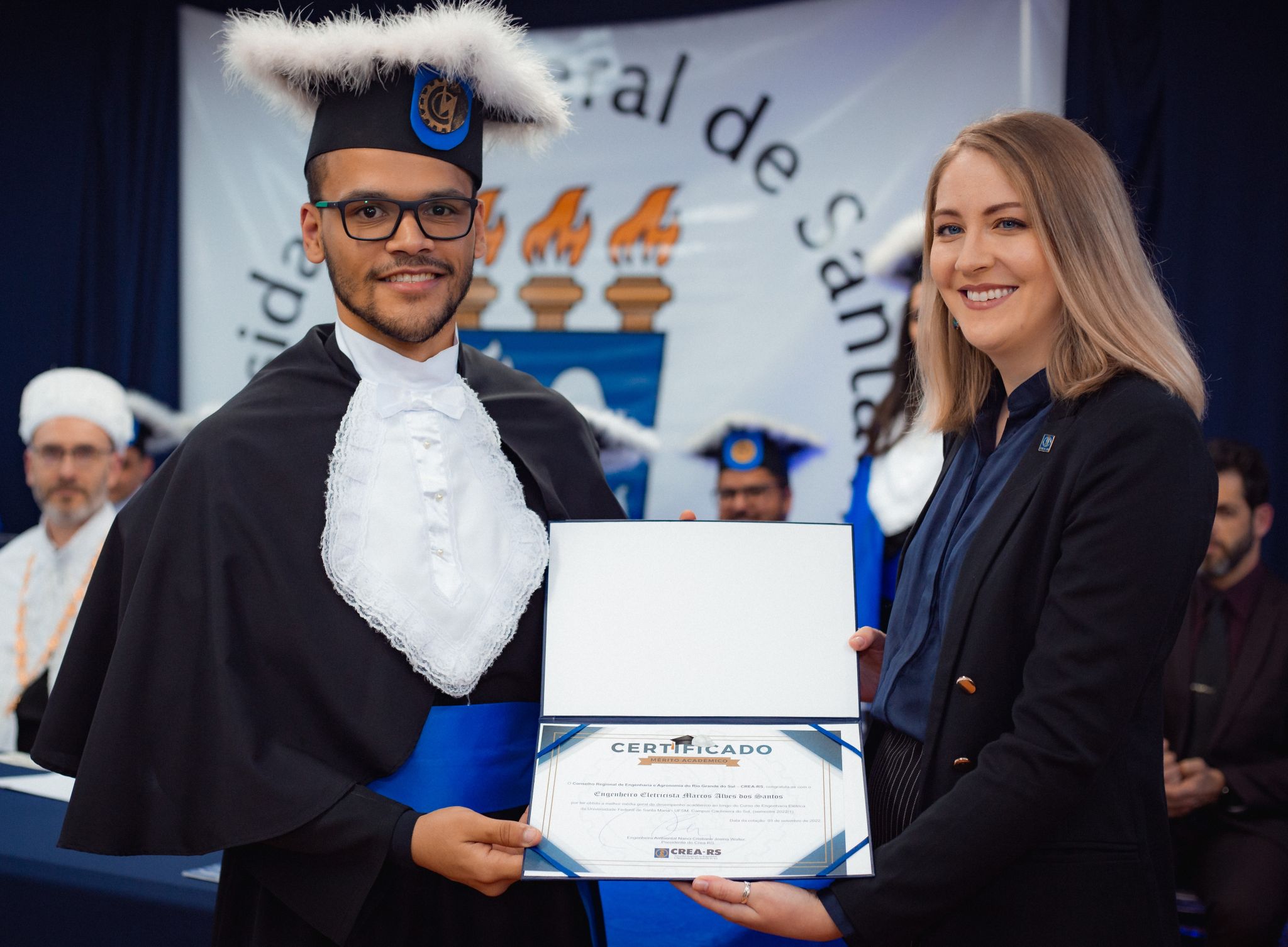 Eng. Fabiane cumprimenta colega laureada