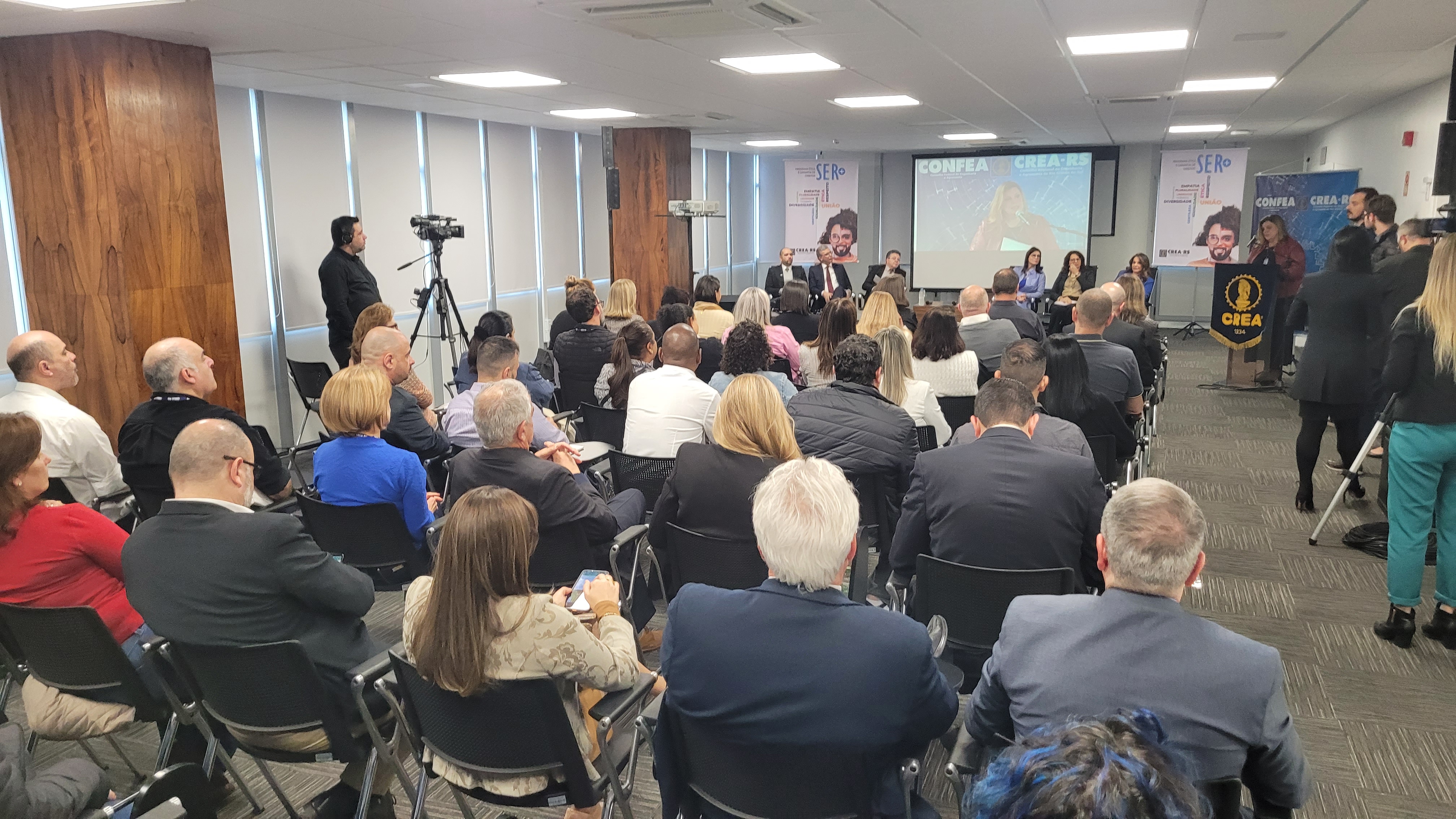 Mais de 200 pessoas assistiram ao evento
