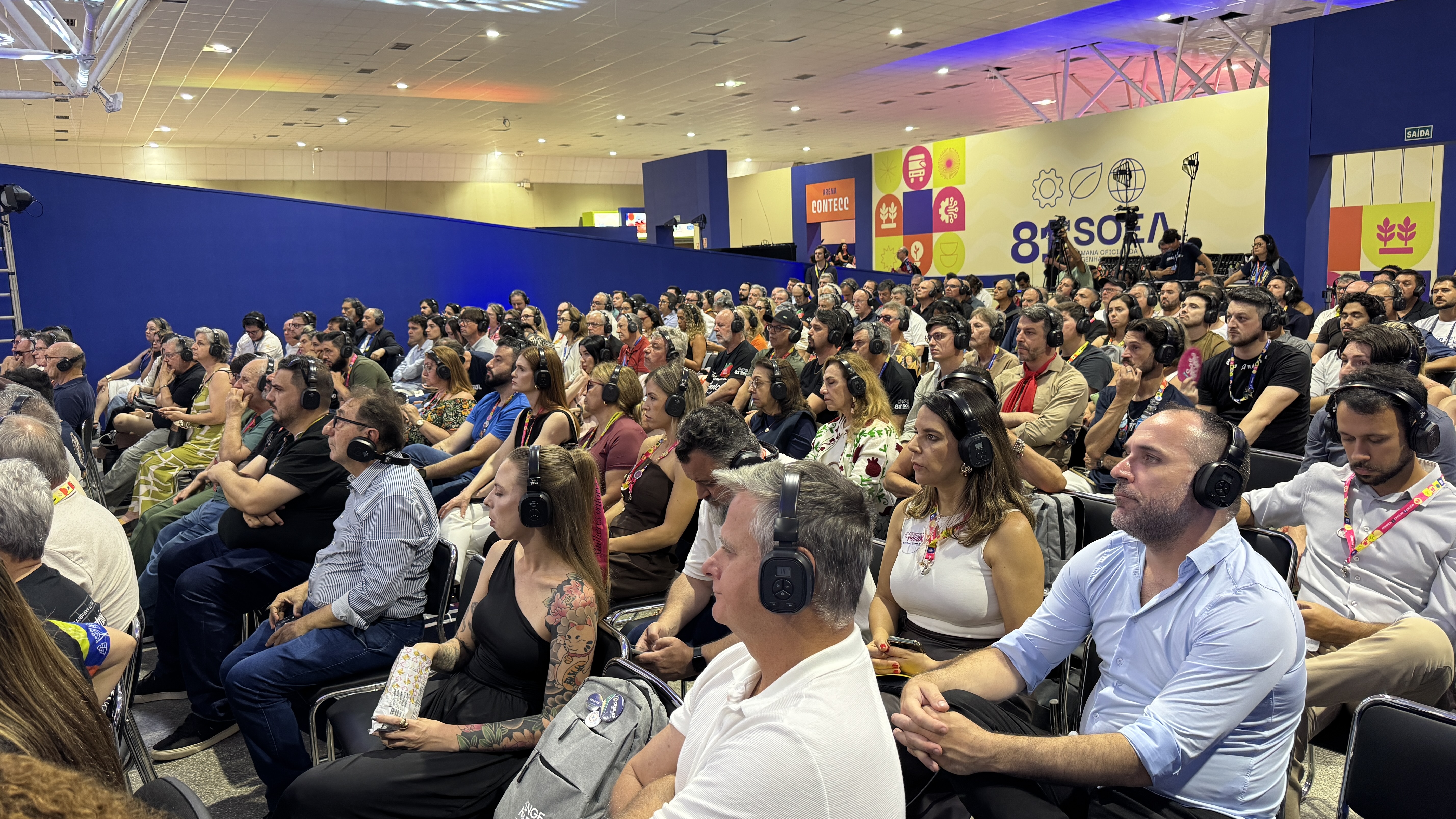 P&uacute;blico atento nas palestras