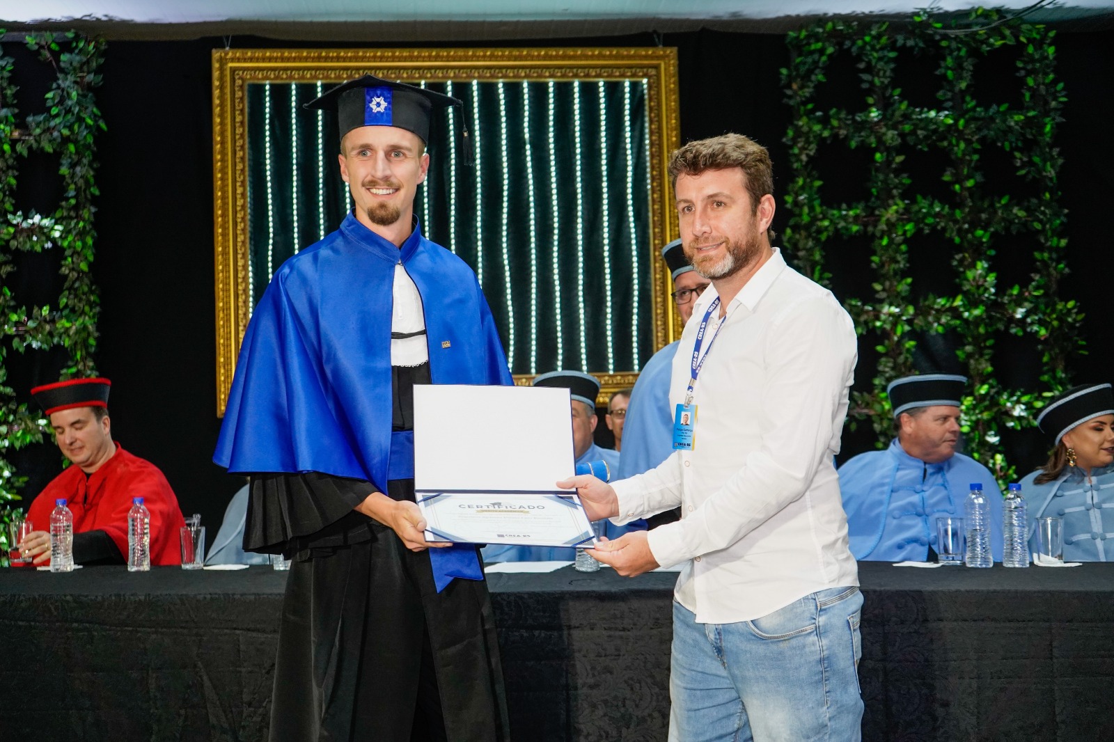 O inspetor Felipe Canello de Camargo entrega o mérito para Engenheiro Agrônomo Vinícius Costa Bortolotto