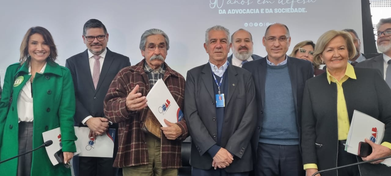 Eng. Moussalle, ao centro, junto aos candidatos que participaram do evento