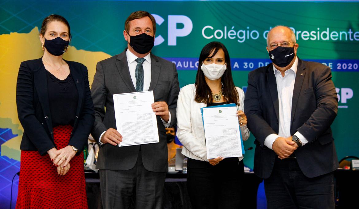 Da esq. p/ dir.: Vice-presidente do Crea-SP, Lenita Secco Brandão; presidente do Confea, Joel Krüger; gerente jurídica do Mercado Livre, Julianna Marcucci; e vice-presidente do Confea, Osmar Barros Júnior