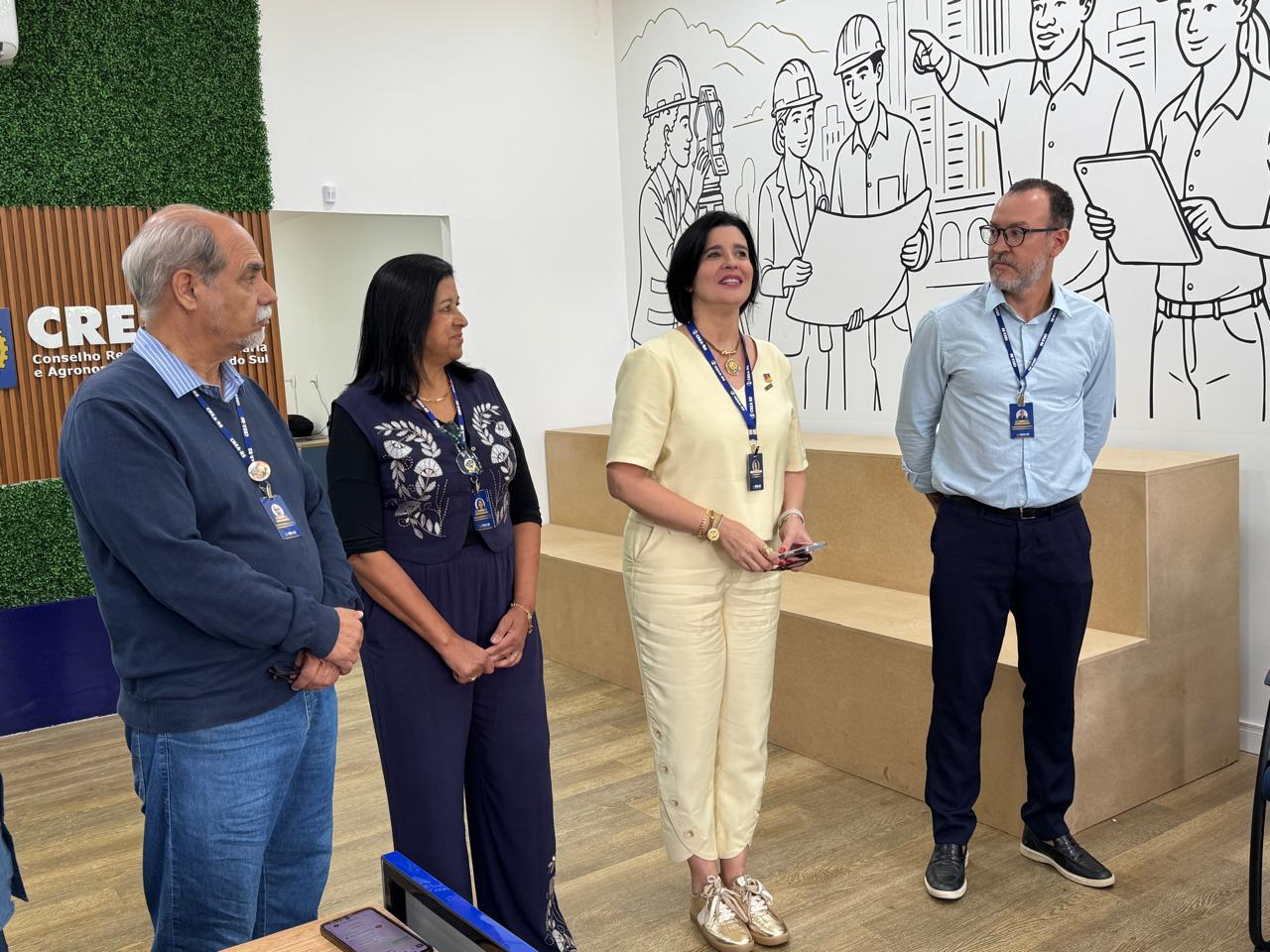 Homenagem à funcionária Carmem