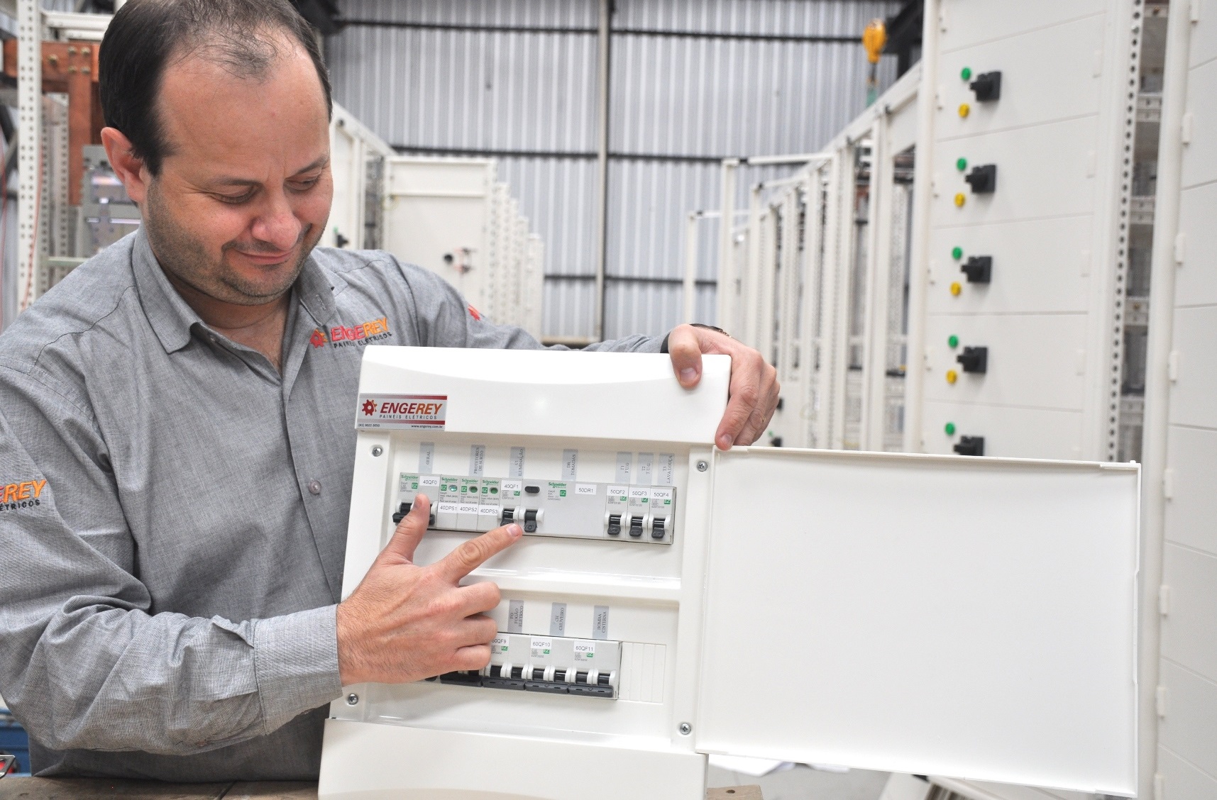 Engenheiro Eletricista e Diretor da Engerey, Fábio Amaral, mostra DR em quadro elétrico: dispositivo reconhece fuga de energia e desliga o circuito, de forma instantânea, evitando, assim, a gravidade do choque elétrico